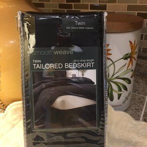 NIP Smoothweave Tailored 14-Inch Drop Twin Bed Skirt in Black